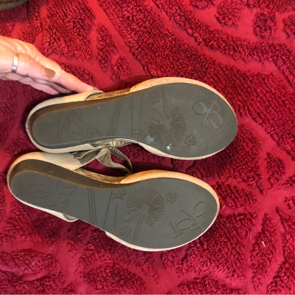 OTBT Tan and Gold Mules size 7.5 - Picture 3 of 6